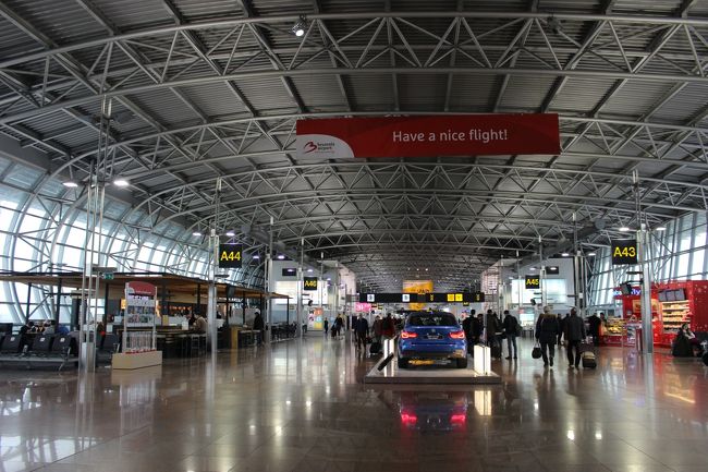 まだ時間があるので、あっちをふらふら、こっちをふらふら。<br /><br />なかなか広い空港です。