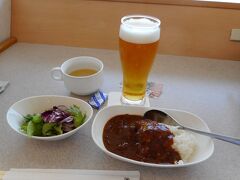 ANAラウンジで休憩、エコノミーの食事には期待できないので、ここでゆっくり飲んで食べて。