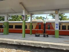 知本駅到着　ここまで２時間強　まだ花蓮まで３時間もある
ここから電化区間
この列車はディーゼルなのでそのまま走行