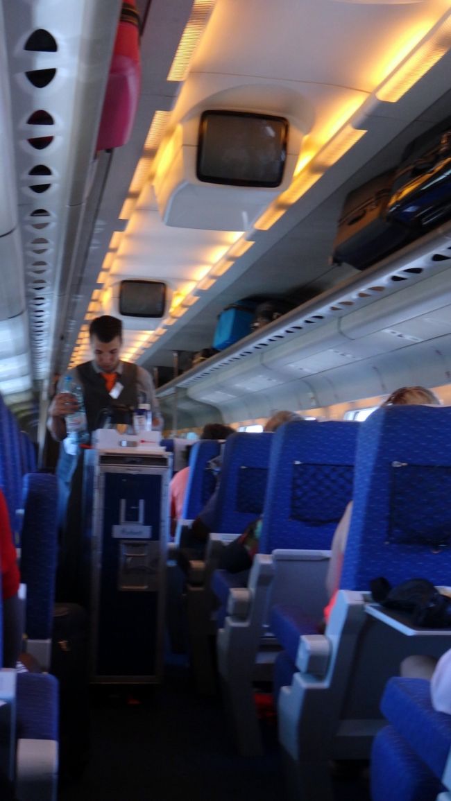 ポルトからコインブラに移動します。<br />アルファー・ペンドゥラールという、特急の一等。<br />振り子電車らしくて、すごくよく揺れます。荷物置き場はあるけど、デンマークからの若い人の団体が、引越し荷物みたいにでかい荷物を持ち込んだため、連結部の通路は、荷物が占領して、トイレも荷物を乗り越えて入る形。<br />特急というよりは、難民運搬車両という雰囲気でした。<br /><br />なのに、ドリンク・サービス????<br />コーヒーか、甘いジュースしかなさそうで、1時間だけの乗車の私は、飲み物もパスでした。<br />車両としては、アルファーより、インターシティの方が好きでした。