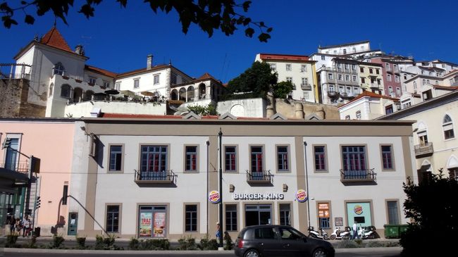 ホテルのチェックインは14時から、というので、13時に着いて、あと少しだから、待つわ、と言ったのが、大間違いで、14時半になっても、放置されて、かなり頭にきてしまいました。<br />ポルトガルのツーリズム、ものすごく遅れてます。スペインやイタリアでは当然にできることが、ポルトガルではことごとくできないようで、ここでの、チェックインタイムの意味は、14時から、入れることもある。入り始める時間、だそうです。<br /><br />かんかん照りの暑い中を、散歩する気にもなれず、とにかくランチだけはと、適当な店に飛び込みました。