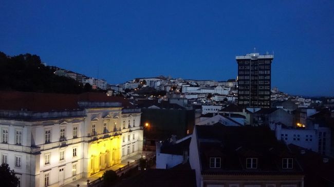 上の写真は、部分をズームして写しているんですが、これが全景になります。<br />と、妙な黒いビルが、景色を台無しにしていることがわかります。<br />なぜ、こんなビルを建てることを許したのか???<br /><br />町は、10年前の記憶の中のコインブラより、小汚くなり、すすけていて、少し歩いてみて、がっかりしました。そのわりに、車の量は増えていて、旧市街の狭い狭い範囲を、少し外れると、道路を渡るのも難しく、うっとうしいです。