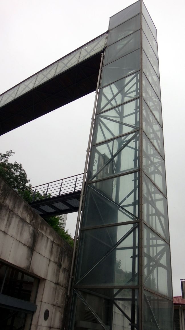 メルカードのところから、大学のある高台にのぼるエメベーター。<br />