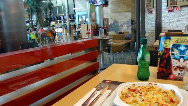 町並は、歩ける範囲が少ないので、バスでショッピングモールへ行きました。ここで、映画を見るのです。<br /><br />フロントが教えてくれたバスは、エセ情報だったので、3時間ほど、コインブラの市バスサイトのルートマップをにらんで、複雑怪奇なバスの仕組みを理解して、バスを探して行きました。<br /><br />ところが、今回、最大のがっかりが、ポルトガルの映画は、その他のヨーロッパの国のように、ポルトガル語に吹き替えではなく、英語の音声に、ポルトガル語字幕だったんです。<br />10年前の記憶では、吹き替えだったんですが、その後、吹き替えはマイナーになり、子供の漫画ぐらいになってしまって、ふつうのドラマは100%、オリジナル音声でした。<br /><br />今回の旅、ポルトガル語で映画を見るのを楽しみにして、ポルトガル語のベースを少しだけ勉強して、映画館通いするはずだったのに。<br /><br />コインブラは、幾重にも、がっかりが続いた町でした。<br /><br />ポルトガルのレストランが食べにくいので、モールのピザハットにお世話になりました。<br />イケメンのお兄さんが、珍しいアジア系観光客に、親切にしてくれました。