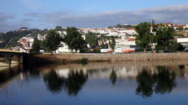 翌日は、早朝に旧市街を歩き終わり、三日目の朝は、川向こうまで遠征してみました。川沿いの朝の景色は美しかったですが、それも狭い範囲だけで、ちょっと寂しかったです。