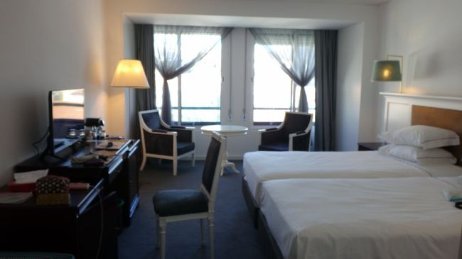 部屋は、ひろびろしていて、リニューアルしたようで、新しかったです。<br />でも、引き出しが浅すぎて、何もはいらないし、棚もまったくなく、収納は不便でした。<br /><br />一見、いい部屋なのですが、使いにくかったです。<br />