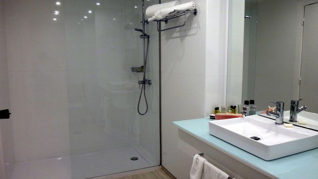 ブッキングのサイトの写真はほとんどが、バスタブだったのに、くれた部屋はシャワー。もう、部屋変更の闘いをする力も残ってないので、シャワーで妥協しました。<br />もっとも、このシャワーは、リニューアルしたての新しいもので、レインシャワーのついた部屋は、ここでは、スーペリア扱いのようでした。<br />湯量はたっぷりだったので、問題なしです。<br />スーペリアは、コーヒーメイカーもついているのですが、あの苦いちっこいカップのコーヒーだけで、しかも、カプセル一つ、1.5ユーロとっているようでした。<br />スペインの常識とは、いろいろ違うので、戸惑います。