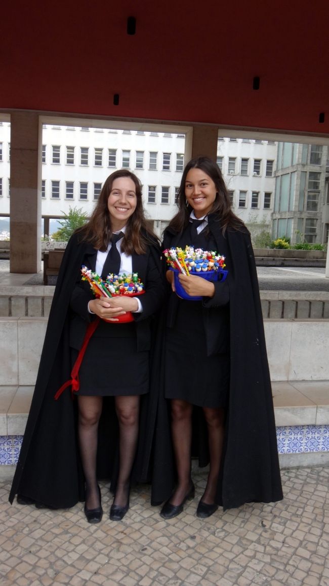 最初、マントを着ているから、卒業式かな、と近寄って、話を聞いたのですが、単なる物売りでした。<br />「これを売って、学費の足しにしているのです」という言い方に、つい、そのまま去れなくって、つまらない買い物をしてしまいました。<br />こ、こ、この私が、ひっかかるなんて。悔しい（笑）。