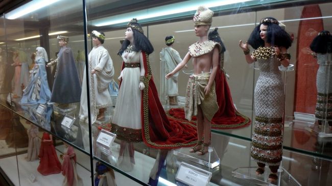 ミニ・ポルトガルの中の、小さなミュージアムで、ポルトガルの衣装を来た、人形が並んでます。