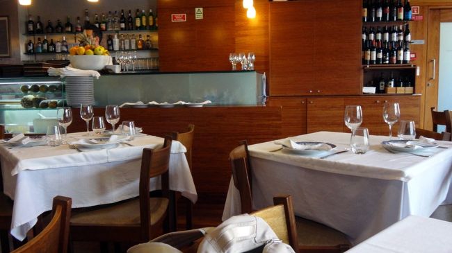 コインブラでも、レストランの検索はしていたけど、ピンとくる店に出会わず、ピザハットばかりで食べているのも、失礼な話だと反省して、一度だけ、評判の良さそうな店に行くことにしました。<br />ナシオナルという店です。<br />二階にあり、常連のビジネスマンやら、地元の人が次々に訪れます。たしかに、評判の高そうな店でした。