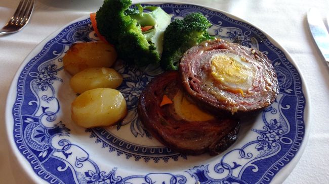 この店には、meia dose、イタリアでいうなら、mezzoという半量のメニューがあったので、その中から選んだのですが、この仔牛肉の料理、半量で、でかいのが三つ。フルだったら、どんな量なんだろうと、びっくりします。<br />ポルトガル料理と、私の相性が悪いのは、とにかく塩辛いです。<br />この日も、ランチのあと、水をがぶがぶ飲みました。