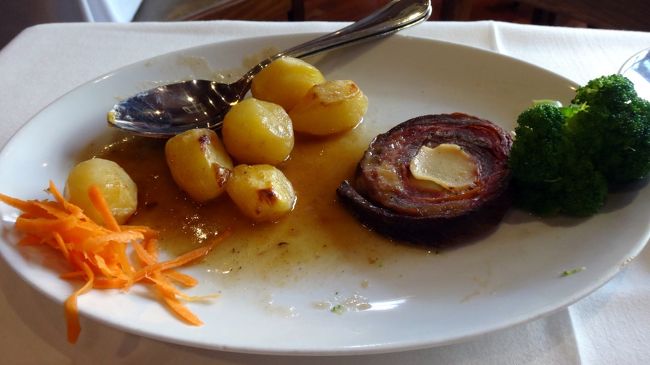 お皿にとってくれましたが、この全体が「半量」です。<br />肉は、二つが精一杯。<br />けど、野菜は、ポテト以外はしっかり食べました。