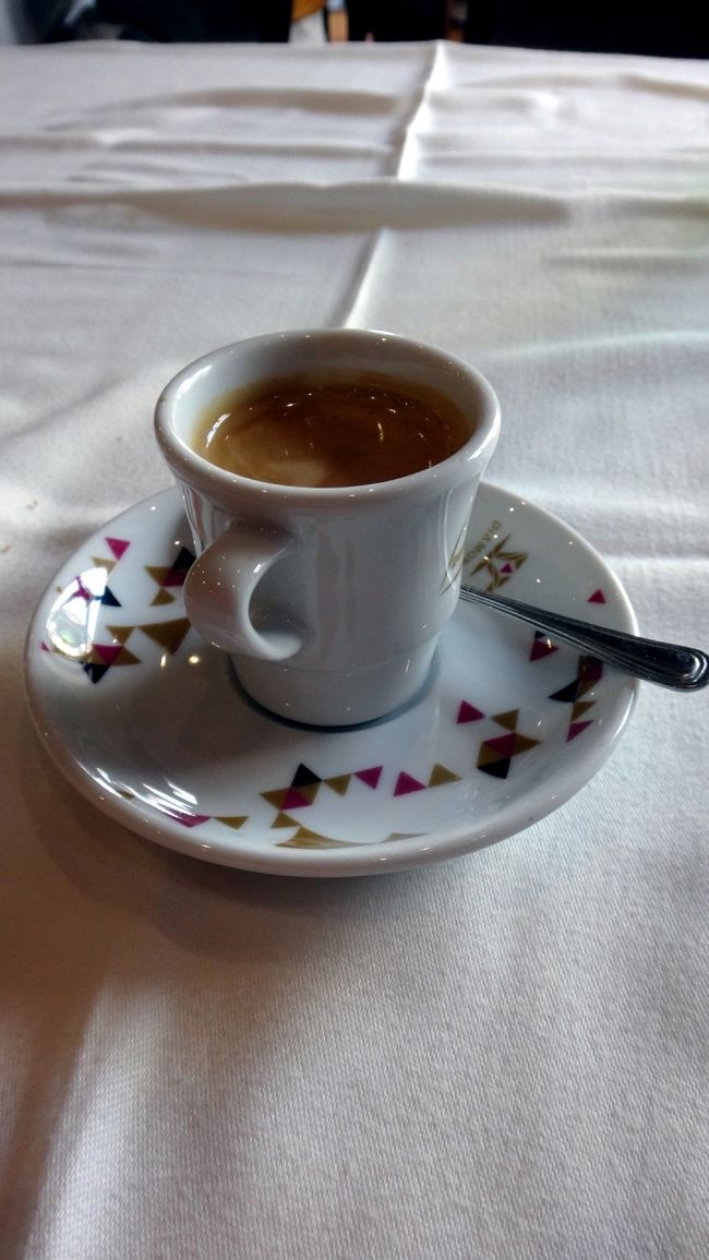 ポルトガルは、イタリアのように、couvertとして、パンとバターなどの料金がとられます。<br />もっとも、食べない場合は、取られないようで、強制的に絶対にcopertoを取るイタリアよりはマシでしょうか。