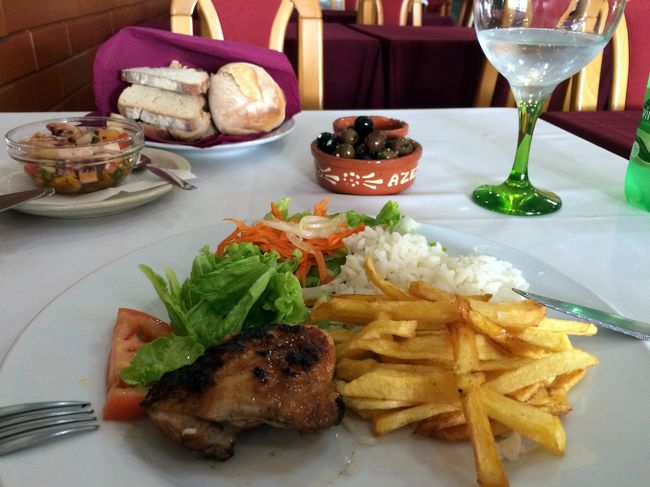 これが、適当に飛び込んだ店のランチ。<br />メニューには、15から25ユーロするような料理が並び、げっとなったのですが、チキンは、と聞くと、8.5ユーロぐらいでありました。(チキンの単語、スペイン語とは大違いで、フランゴと言うのですが、ちゃんと予習しておいて、助かりました)<br /><br />でも、水やらなにやらで、10ユーロにはなります。<br />10ユーロで3コース食べれたスペインとは違い、ここは、学食のような、コンビネートプレートです。