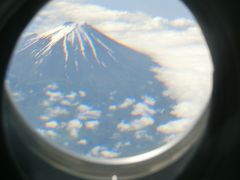 ・・・<&#128507;富士山&#128507;>・・・

ベルトサインが消えました。

快適な空間にボーとしていると、チーフパーサーから

「左側に富士山が見えますのでお写真を撮られては如何ですか?(^^)」

と、声を戴きます。

正直・・・自席は右席だったこともあり、サービスの邪魔にもなるので遠慮していたんですが、

「良いんですか?」

と確認すると

「もちろんです(^^)」

と、L1の窓から外を覗かせてもらいます。


「こんな気配りをされちゃ次回もＪＡＬで飛びたくなるでしょう?!(^^)」