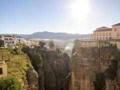 ヌエボ橋からの眺めです。右手がパラドール。