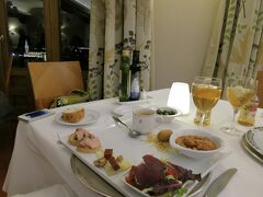 夕食はパラドールのレストランで。
トレドは内陸の街だけに名物は狩猟で取った肉料理です。
レストランの窓からトレドの夜景を遠望できて、この旅行最後の夕食は贅沢な気分を味わえました。