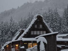 集落のお土産屋さん
雪の降りしきる中、家の灯りが暖かかったです。
