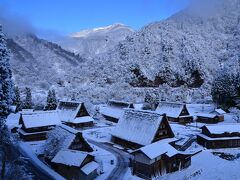 集落にくだる道の上からみた風景
