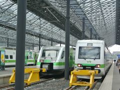 一旦、また駅にやってきました。
フィンランド国鉄は、すっきり白地に緑ラインのさわやかカラー。