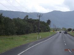 　ケアンズ郊外の、のどかな風景の中をキュランダ行きのスカイレールの駅に向かっています
　午後は、1億3000年前の白亜紀に形成されたという、世界最古の熱帯雨林に囲まれたキュランダ村に向かいます。