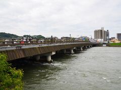 京阪宇治駅に到着。
近くの宇治橋からながめる宇治川は、ダムの放水によって濁流となっていました。苦笑
