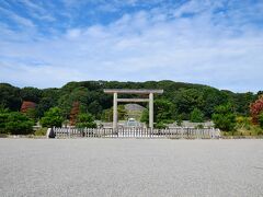 明治天皇の御陵は京都にあるということは知っていたが、桃山であることはここであらためて知った。汗
ものすごい段数の階段を上り、やっとで到着しました。
ということで、御陵を訪れるというより、散歩やアスリートの人ばかり。。。
参道の途中に地震で倒壊した伏見城の発掘部材がおかれていました。