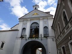 門の裏側は教会風の建物。