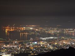 三宮で友人と合流。
摩耶ケーブルを使って掬星台にやってきました。
ここから見える神戸の夜景が好きなんです。

