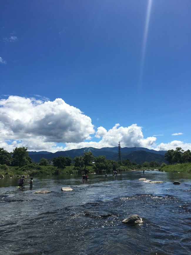 紫外線、半端ないです…<br />日焼け対策はしてましたが、あとで見たら川とズボンの間の膝裏が真っ赤！<br />膝裏を冷やしながら寝たら、冷え過ぎてこむら返りするというコントのような事を夜中繰り返してました…