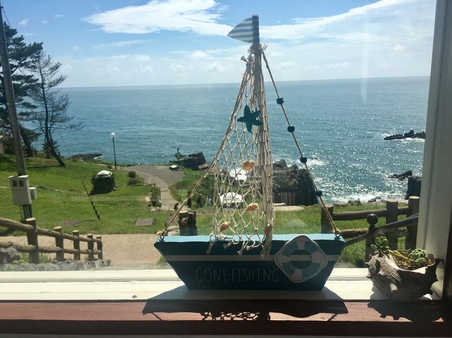 こういう小物も、ここにあるからオシャレに見える。<br />トイレに行こうとトイレマークの扉を開けたら、隣の海鮮レストランにつながっていて、そこのトイレを使いました。<br />隣のお店の一部だったのねー<br />オシャレなカフェから、突然イカ焼きの匂いに包まれ、どこでもドアかと思ったわ。