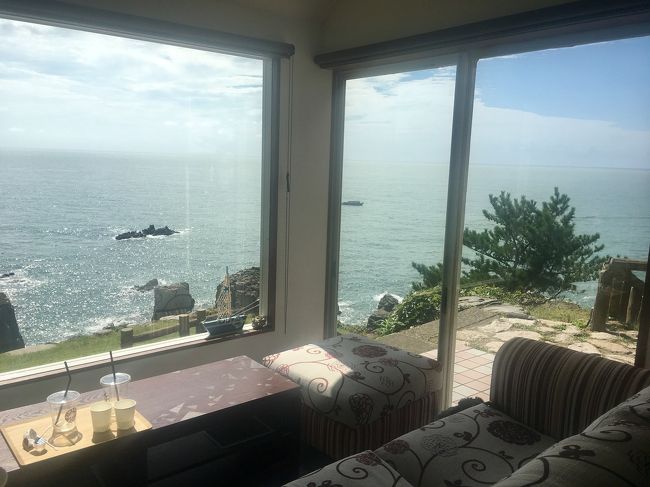 その中でも一番人気の席、ソファー席！<br />たまたま空いて座れました♪<br />ネットでは空くことがない席、「神席」と呼ばれてるらしい。