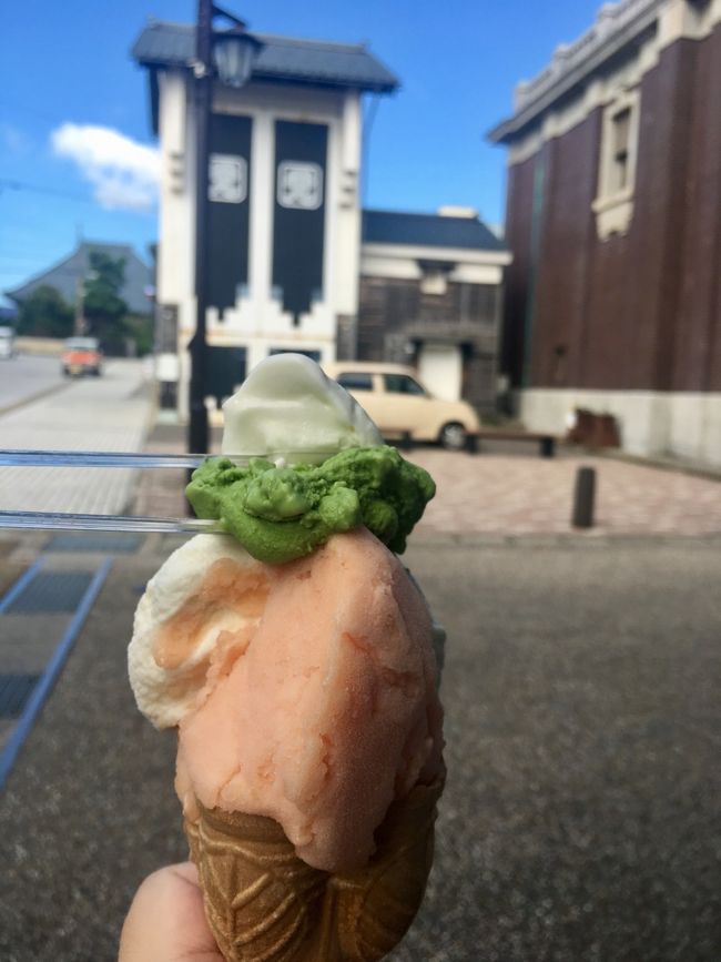 越のルビー（トマト）とラムレーズンをチョイス<br />一口おまけは抹茶<br />急遽追加されたミルクをジッとみたら、それも追加でおまけしてくれました(^○^)<br />だからスプーン2段重ねw<br />おいひ～！<br />バックに見える蔵には、三国祭りの山車がしまわれてます