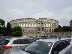 プーラの円形劇場
Pula Arena
1世紀に建てられたプーラの象徴的存在です。円形劇場前の広い有料駐車場は結構、混んでいましたが、運良く、空きがありました。ちょっと遅かったら、満車でした。ラッキー！

14時近かったので、円形劇場は後回しにして、ランチを食べに旧市街へ向かいました。