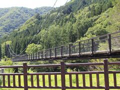 ２日目もいいお天気　ホテルの近くの　湯西川水の郷という道の駅に寄り道
渡っても何もないが吊り橋があると絵になる