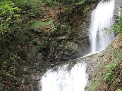 日塩もみじラインを走っていると　滝の看板を見つけて
また少し寄り道