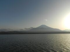 「長池親水公園」は富士山の東側に位置しているので、東側斜面の風景を望むことができます。
日没時刻が近かったので逆光ですが、その分富士山がシルエットになっていて、これはこれでやっぱり美しかったです！！