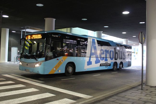 バルセロナ市内まではエアポートバスで移動します。<br /><br />水色の可愛いバスですよ♪