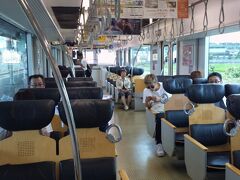 新飯塚13：56→桂川14：07分（筑豊本線）
817系電車（２両編成）でした
車内は明るく、オール転換クロスシートが並びます