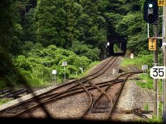 列車が若井駅を通過した後、線路が分岐した先からJR予土線の旅の始まりです