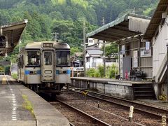 というわけで、辿り着いた場所は窪川駅
ホームの先で、この後やって来る以前からちょっと気になっていた特別な列車をしばらく待っていると・・・