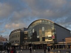 　高松駅です。
　駅のみとりの窓口で、先に確保した指定券以外の指定券を確保します。