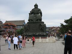 大召無量寺前の広場にあった、モンゴルの首領アルタンハンの像。