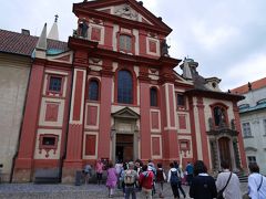 聖ヴィート大聖堂を後にして、次は聖イジー教会です。

色合いが独特です。