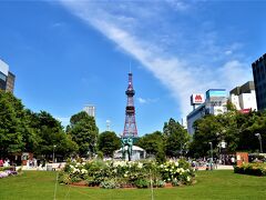 大通公園に到達です。
青い空に公園の緑が映えて、
やっぱり夏の札幌はいいですねー！