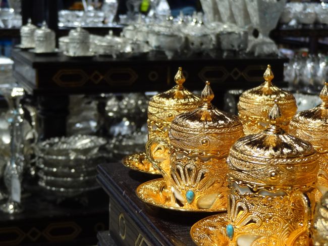 ドバイ乗換<br />私たちの待機エリア？は想像していたよりお店が少なくて、ちょっと残念。<br />キラキラ小物に、旅に来た！感がUPします！