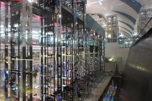 空港内散歩。<br />エレベーター。近未来都市みたい！