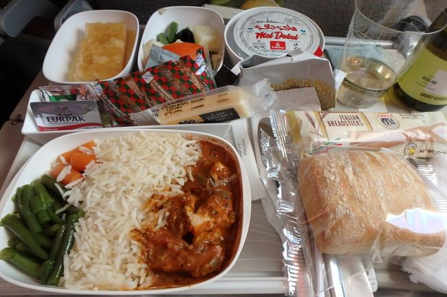 ドバイ～カサブランカはきっちり３人席。<br />通路側だったのが救い。