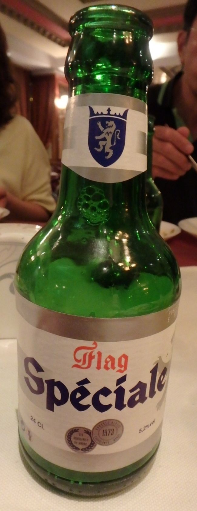 夕食はホテルレストランでビュッフェ。野菜があるので助かります。<br />ビールも口コミ通り、安くはないですね。<br />５０ＤＨ（約６００円）<br />いつもは２~300円のビールを呑んでる私には高額だわ。酒量が減り、健康的な旅行が出来そう。<br /><br />もちろん近くの商店にもアルコールは売っていません。<br />ツアー旅行で行くなら、ホテルやレストラン以外でアルコールを入手するのは難しいと思ってあきらめたほうが良いかも。<br /><br />近くの商店に行くにも（ホテルの隣）添乗員さんが付いてきてくれました。