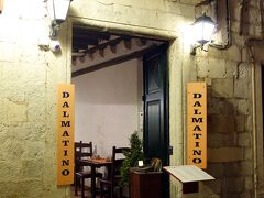 夕食へ出かけます。
徒歩２分で、Konoba Dalmatino（ダルマチーノ）に到着。
路地裏にあるお店でわかりずらいです。